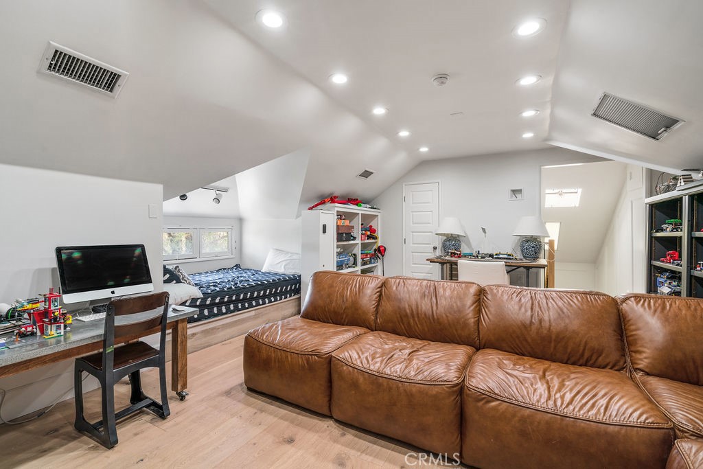 1009 N College Avenue