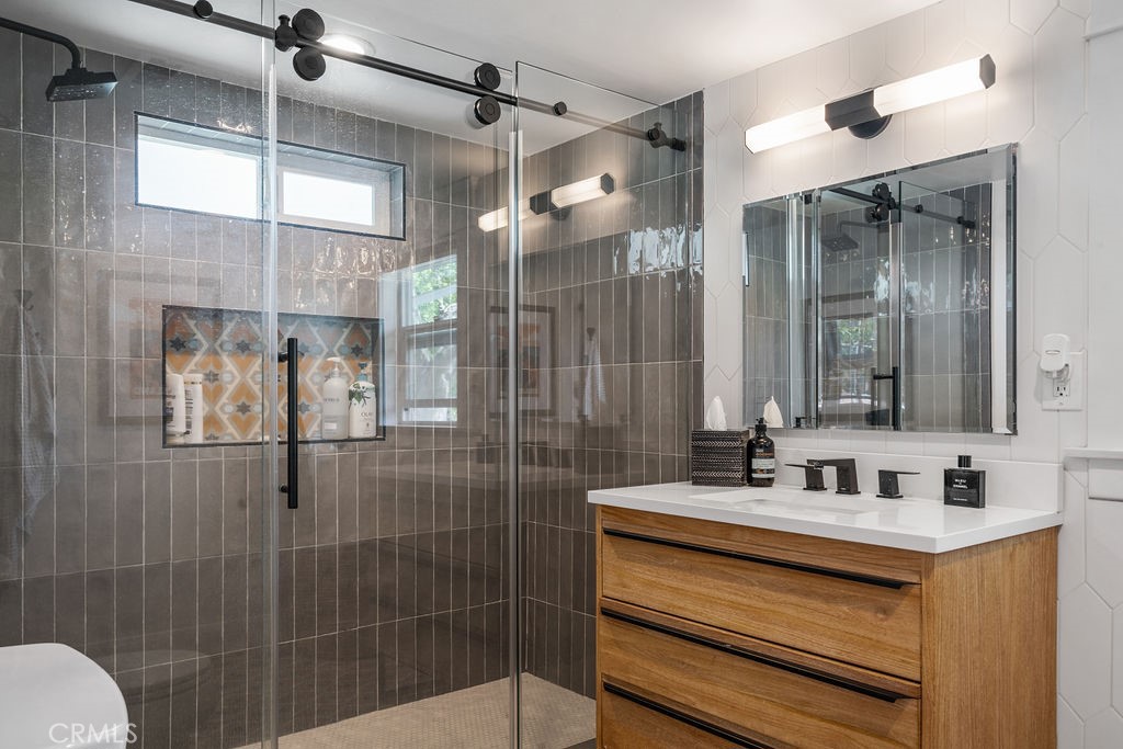 1009 N College Avenue