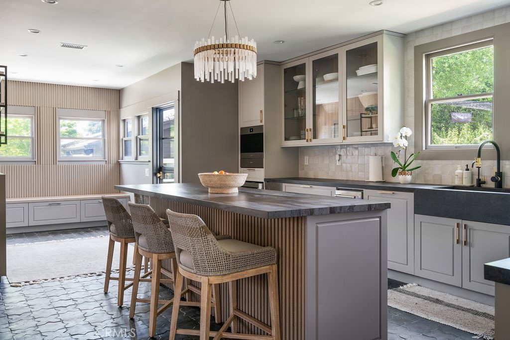 1009 N College Avenue