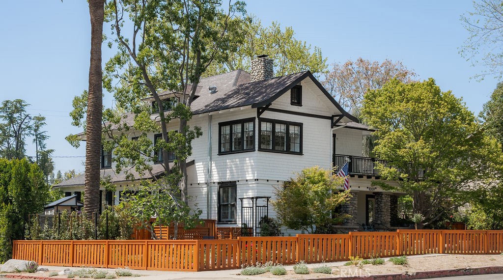 1009 N College Avenue