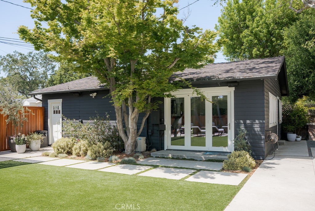 1009 N College Avenue