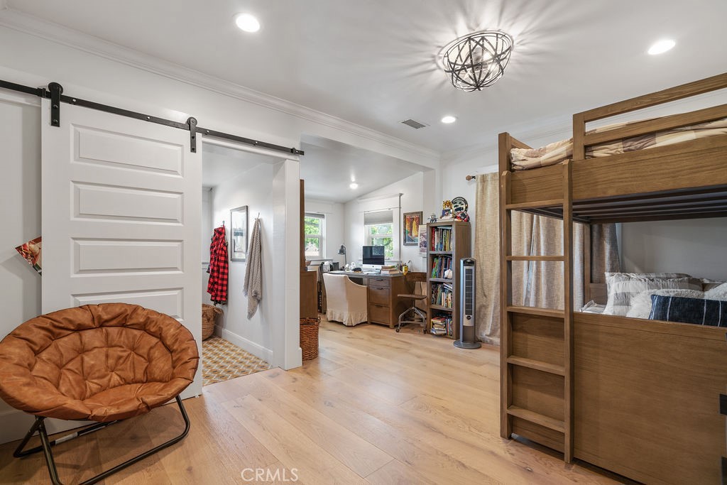 1009 N College Avenue