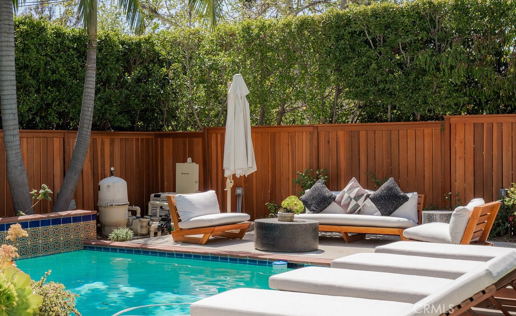 1009 N College Avenue