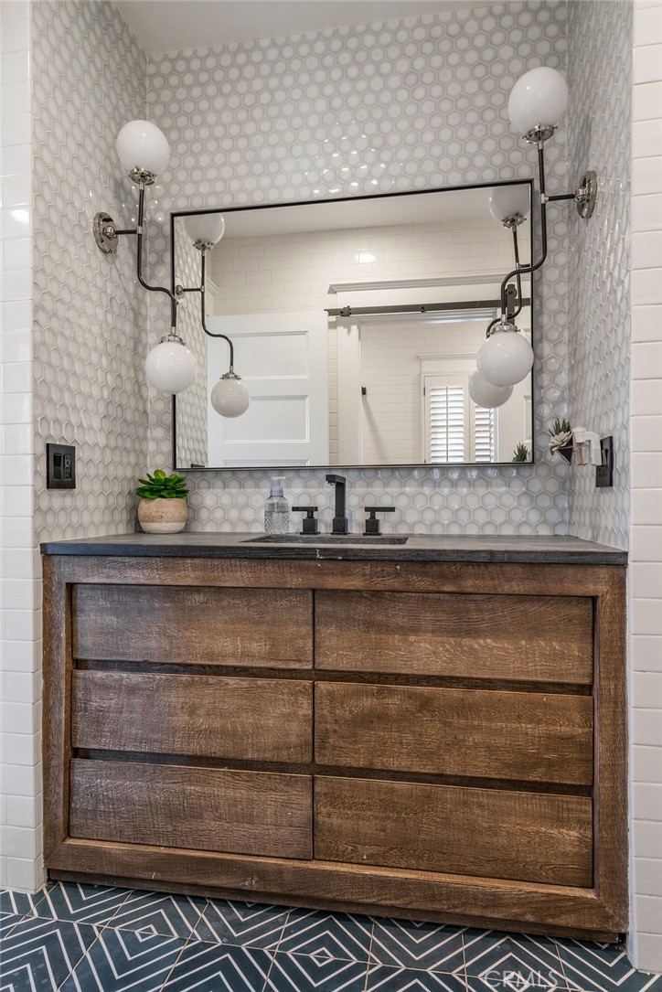 1009 N College Avenue