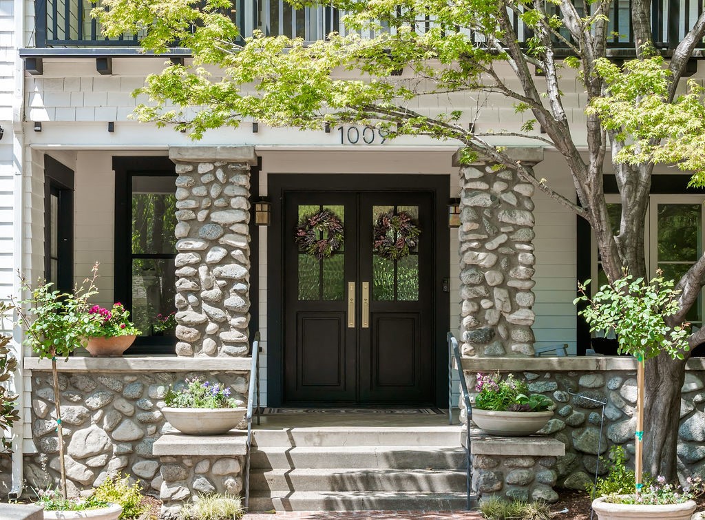 1009 N College Avenue