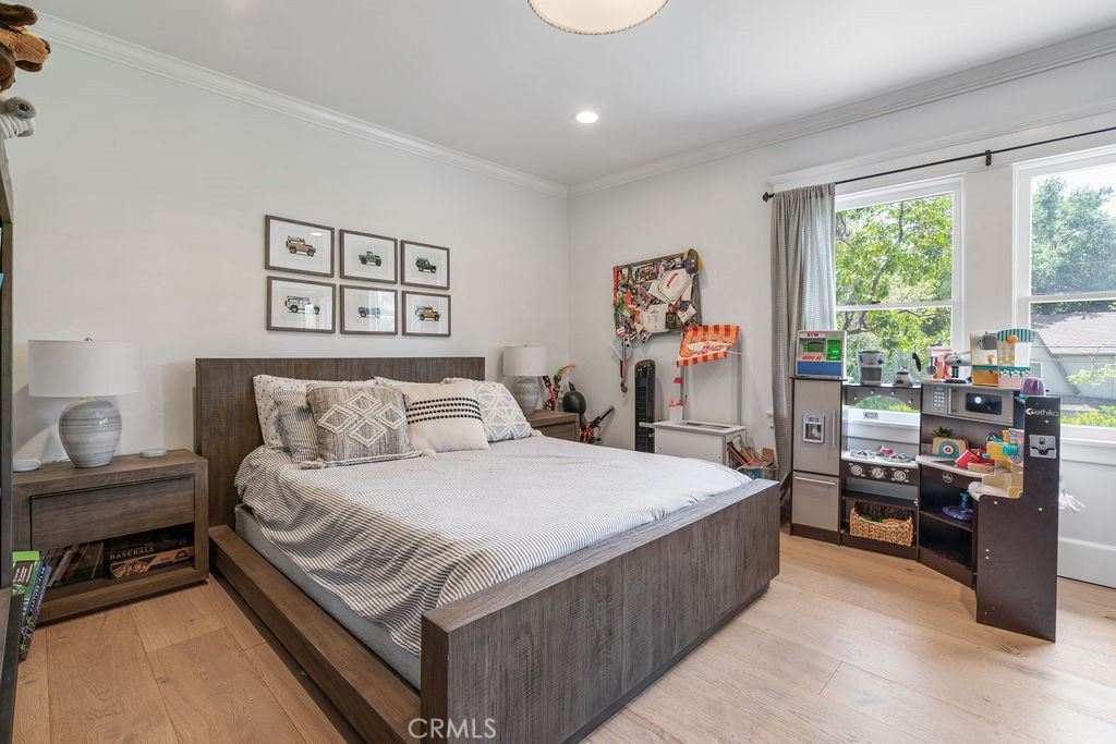 1009 N College Avenue