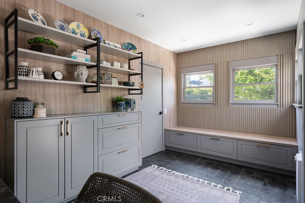 1009 N College Avenue