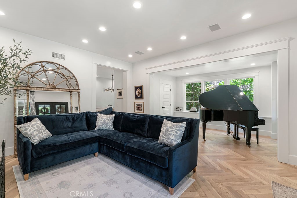 1009 N College Avenue