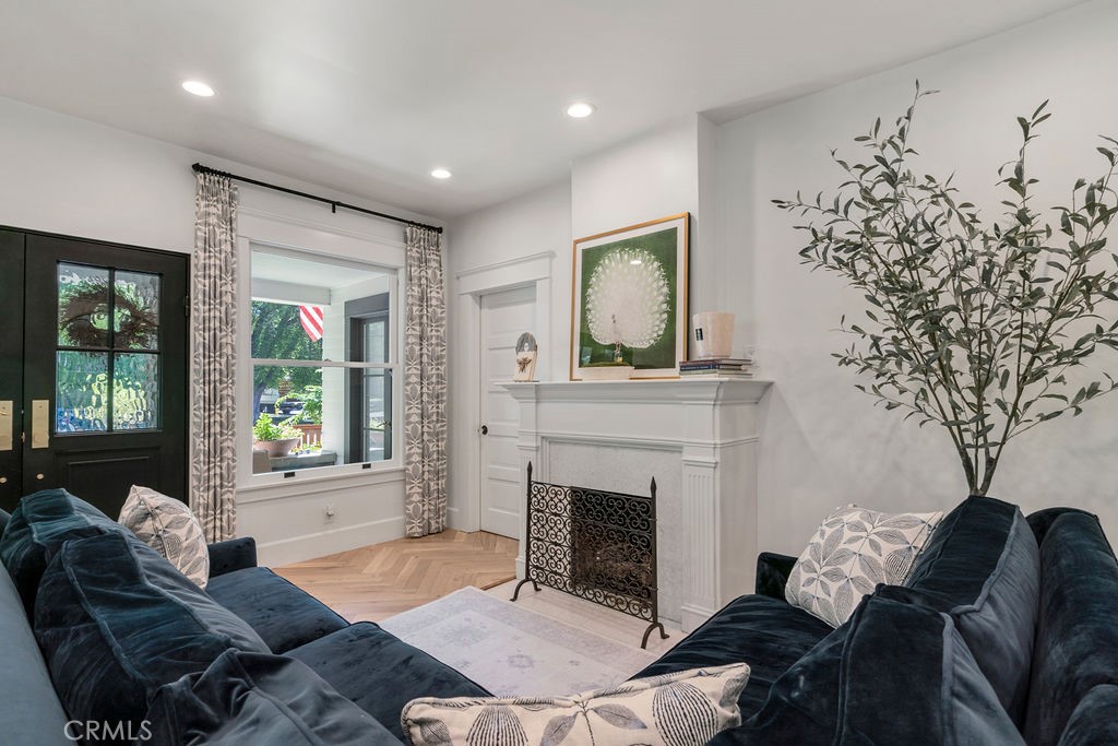 1009 N College Avenue