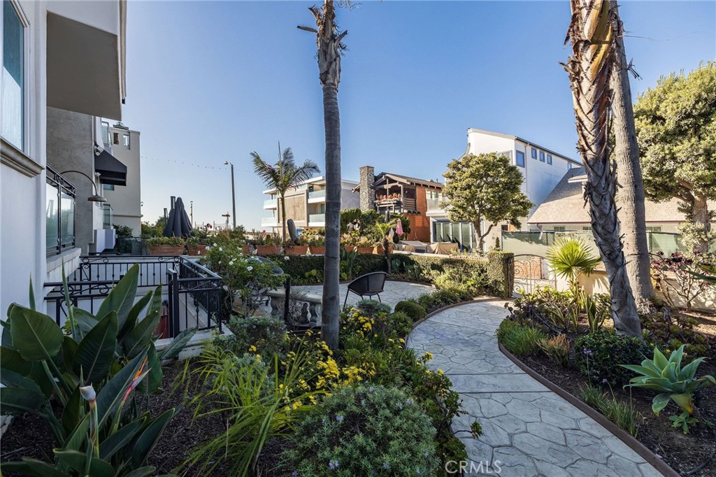 32 8th Street