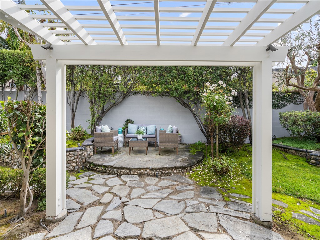 440 Via Los Miradores