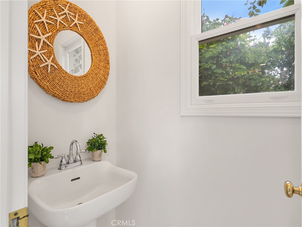 440 Via Los Miradores