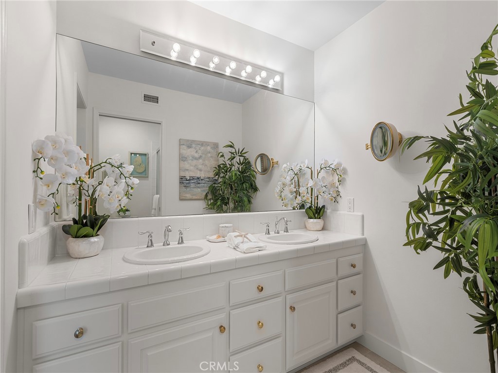 440 Via Los Miradores