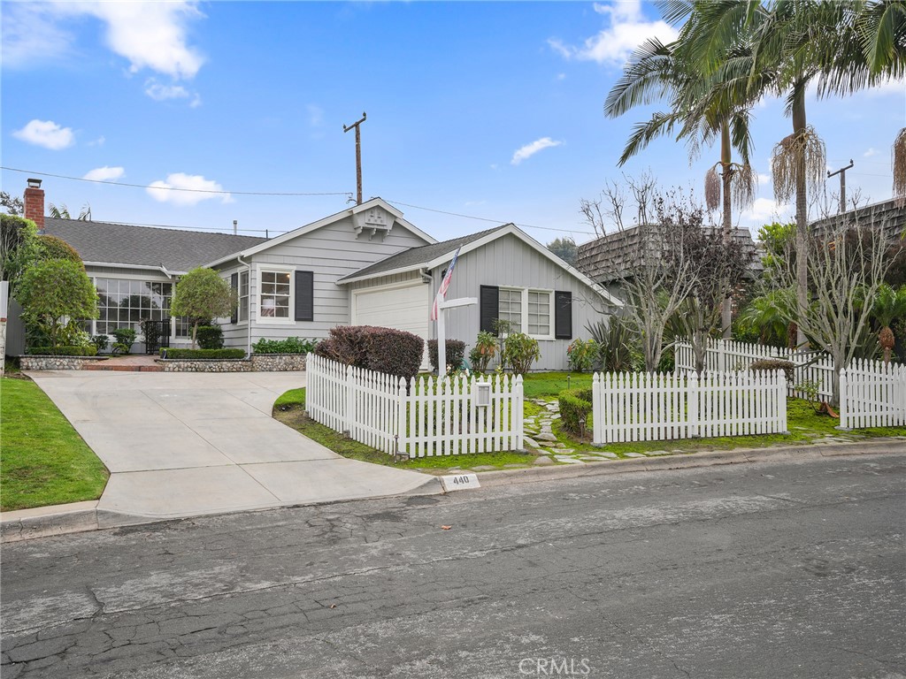 440 Via Los Miradores