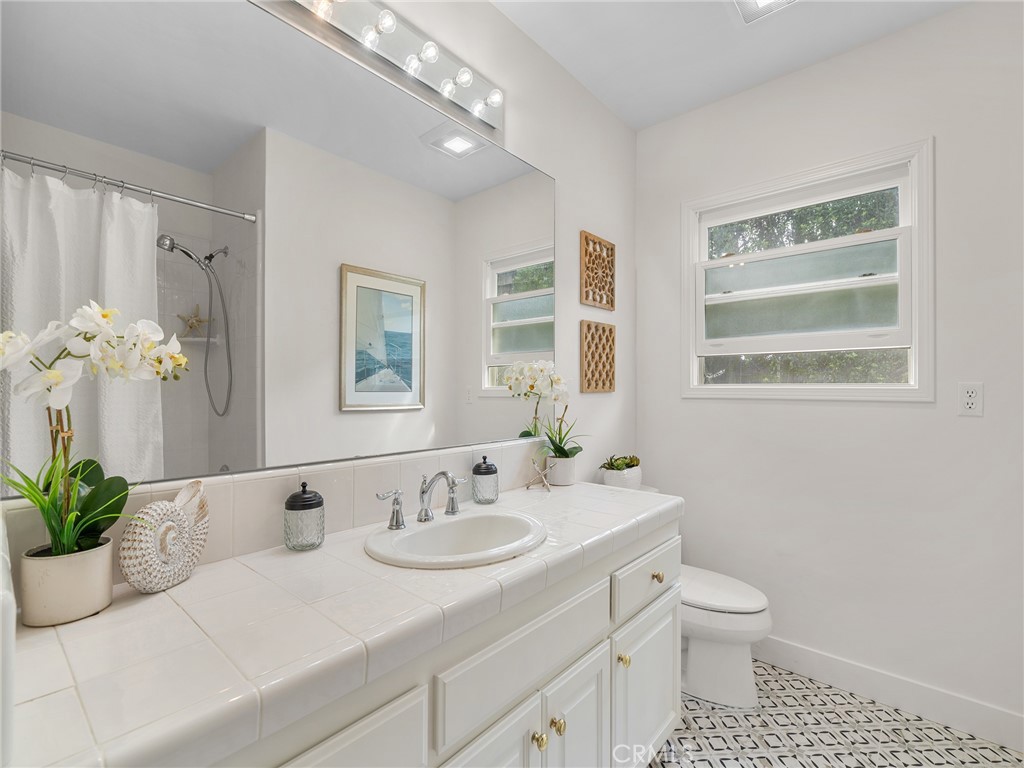 440 Via Los Miradores