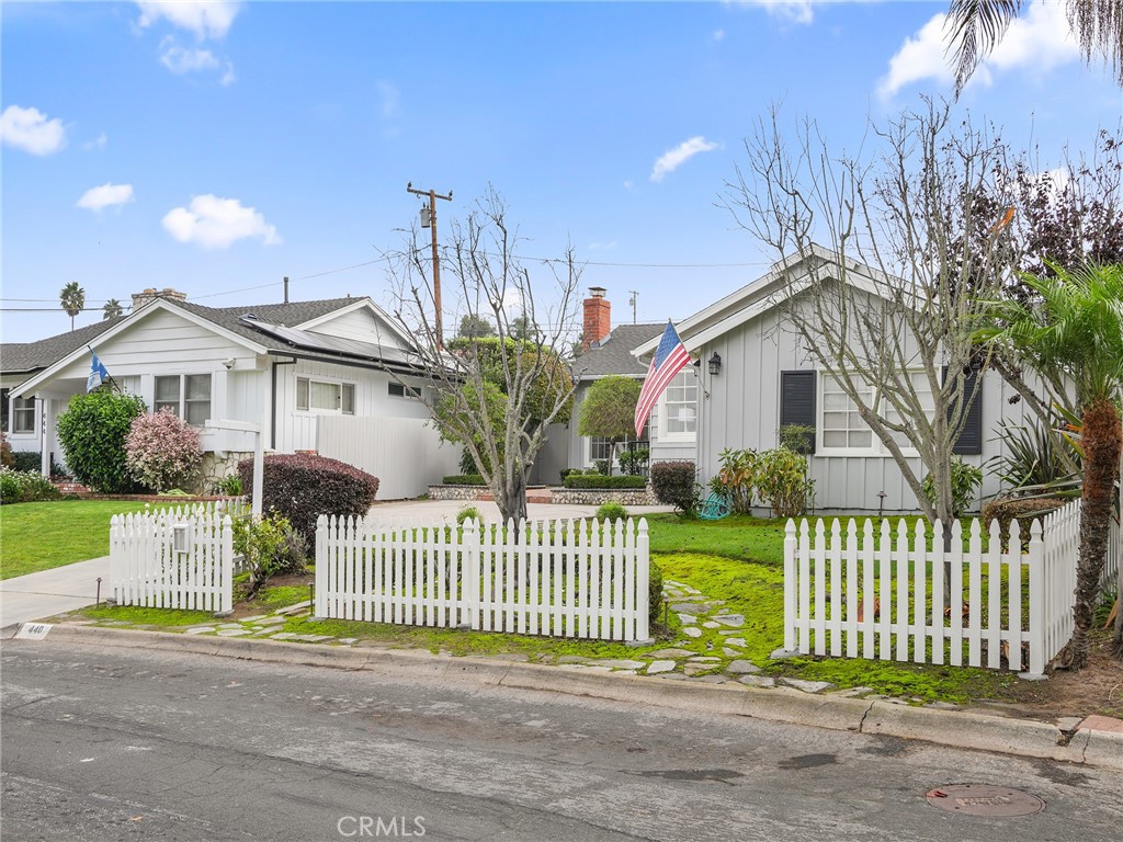 440 Via Los Miradores