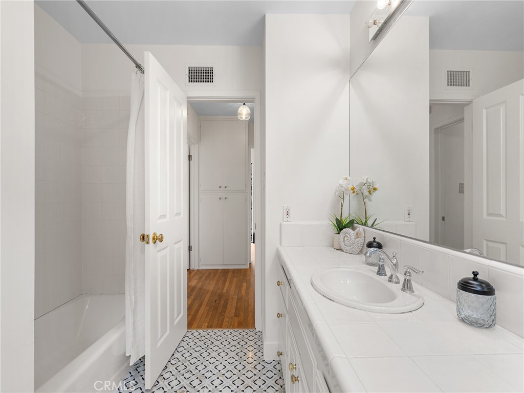 440 Via Los Miradores