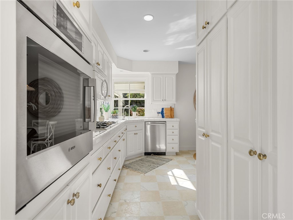 440 Via Los Miradores