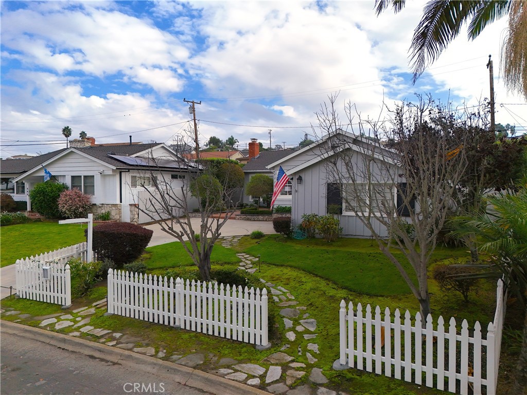 440 Via Los Miradores