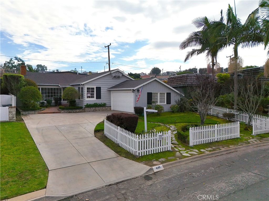 440 Via Los Miradores