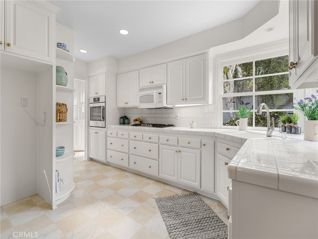 440 Via Los Miradores