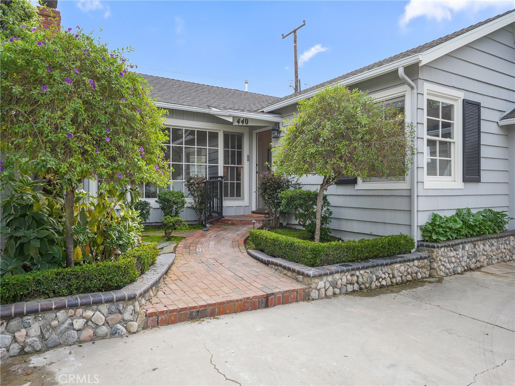 440 Via Los Miradores