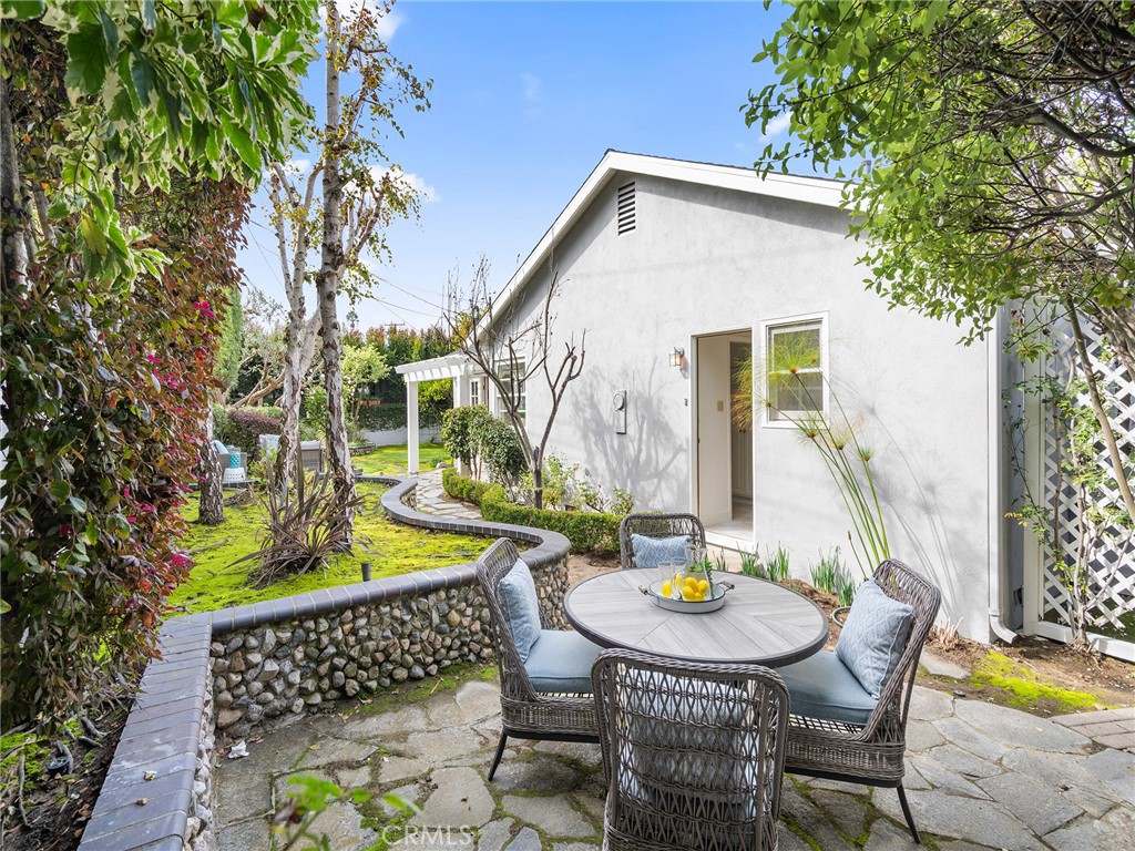 440 Via Los Miradores