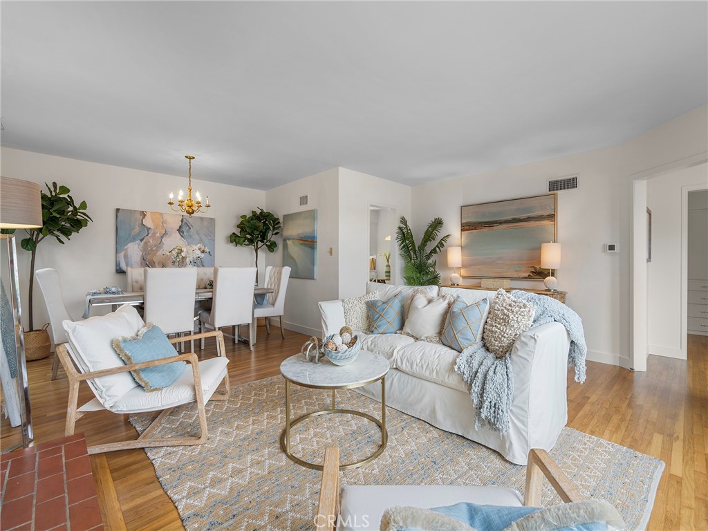 440 Via Los Miradores