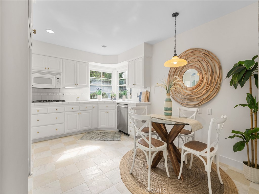 440 Via Los Miradores