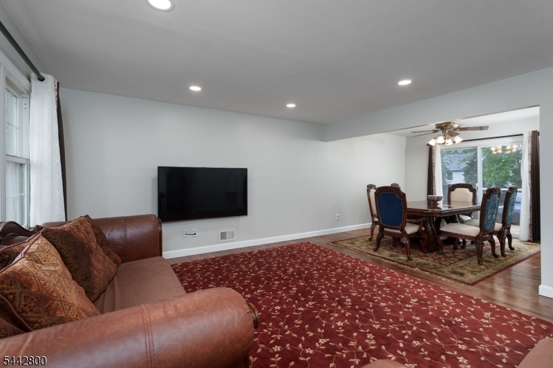 2025 Oak Tree Rd