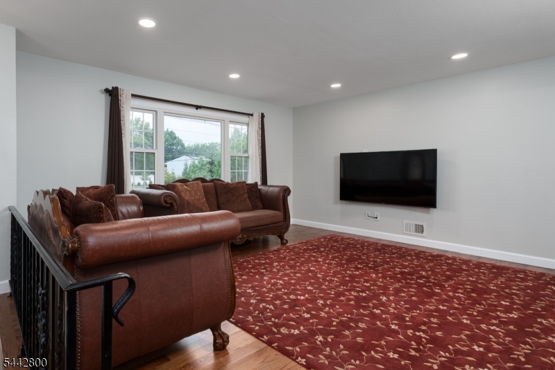 2025 Oak Tree Rd