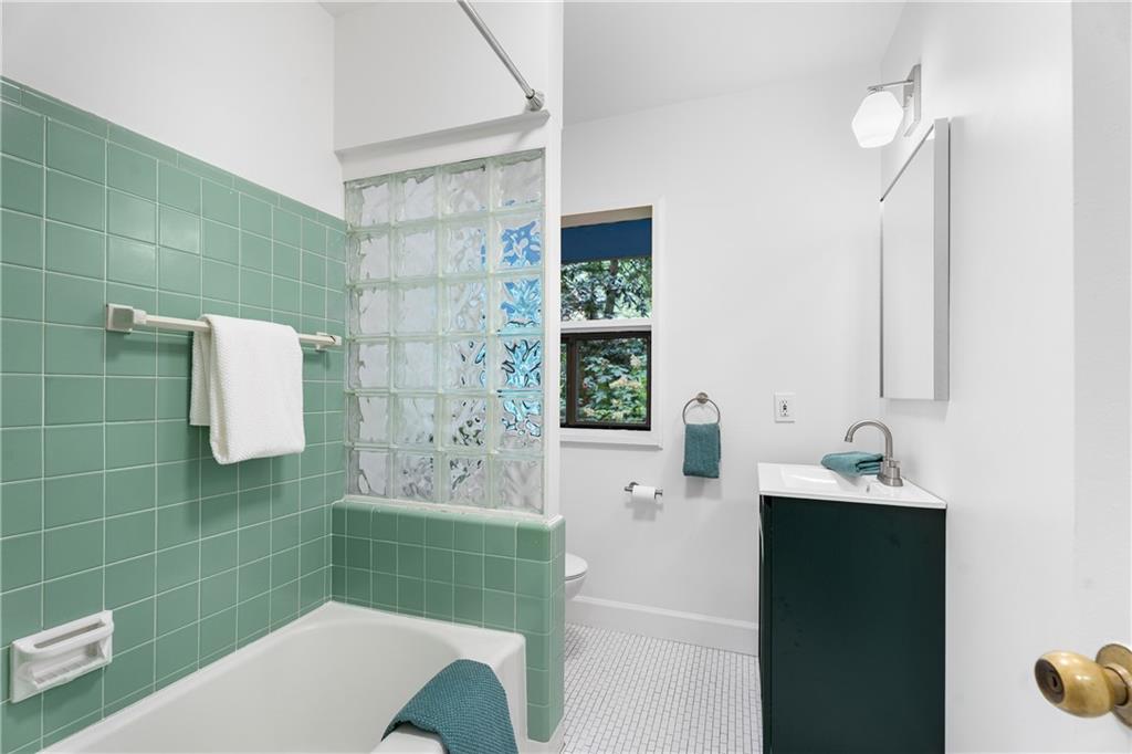 1811 E Clifton Road NE