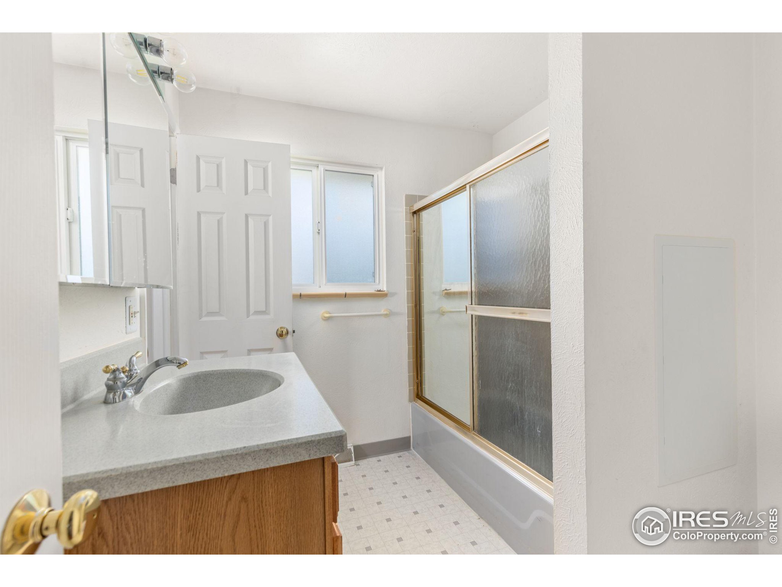 924 W 101st Pl