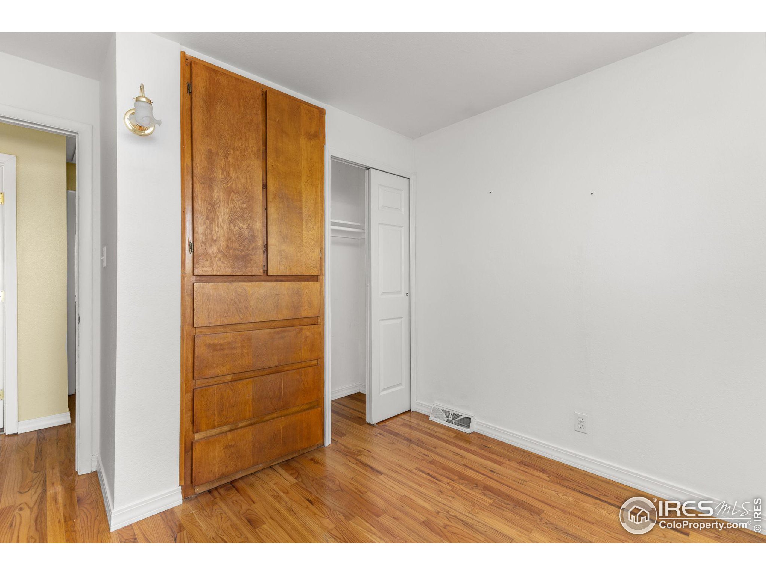 924 W 101st Pl