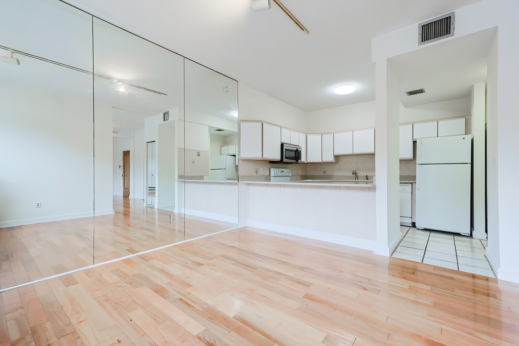 1415 Commonwealth Ave # 203