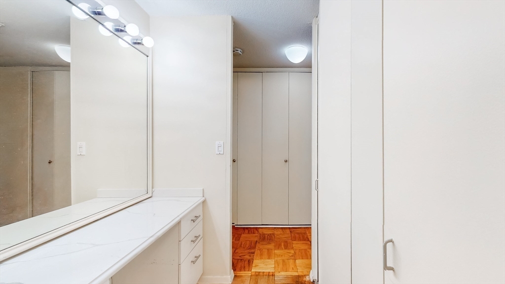 9 Hawthorne Place # 11B