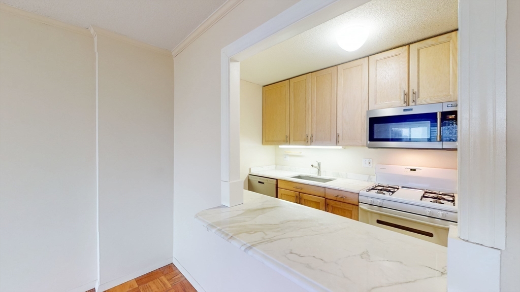 9 Hawthorne Place # 11B