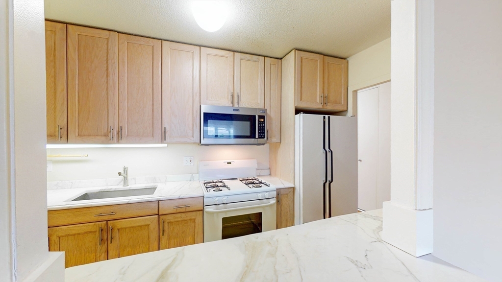 9 Hawthorne Place # 11B