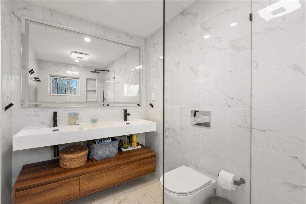 12 Wareland Rd