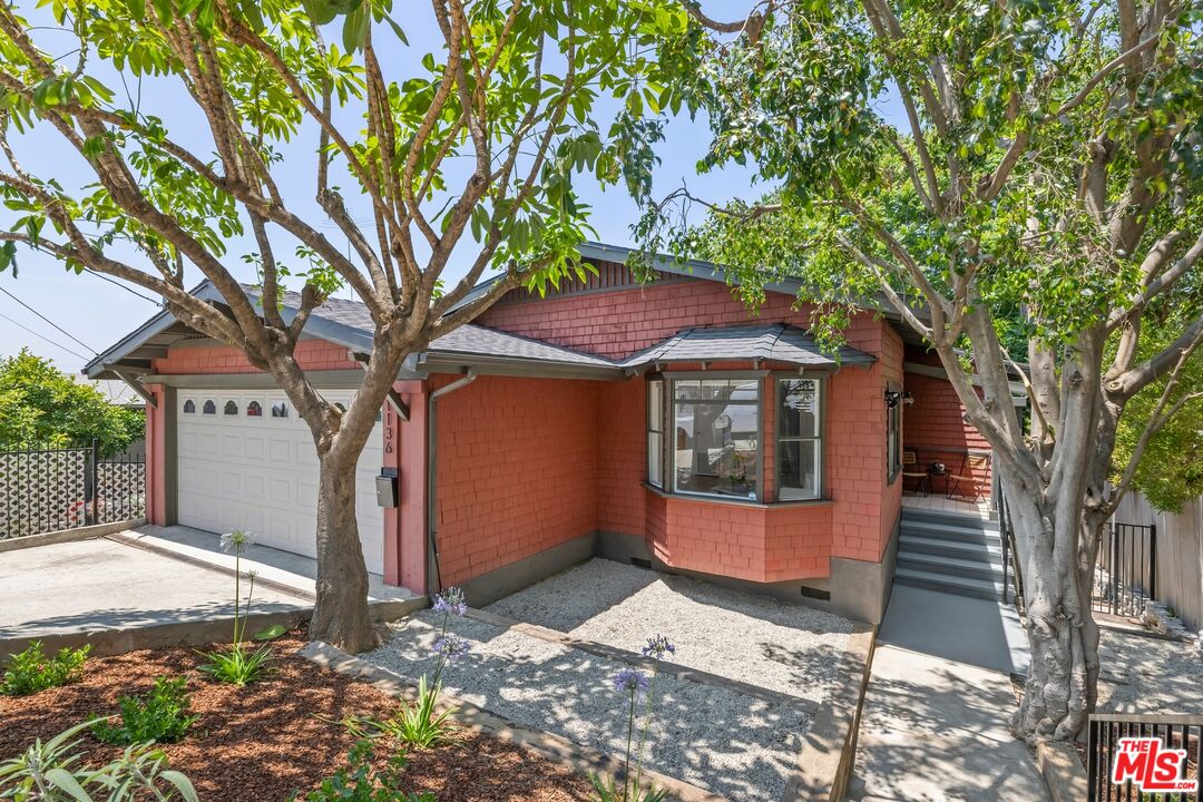 1136 W Edgeware Rd