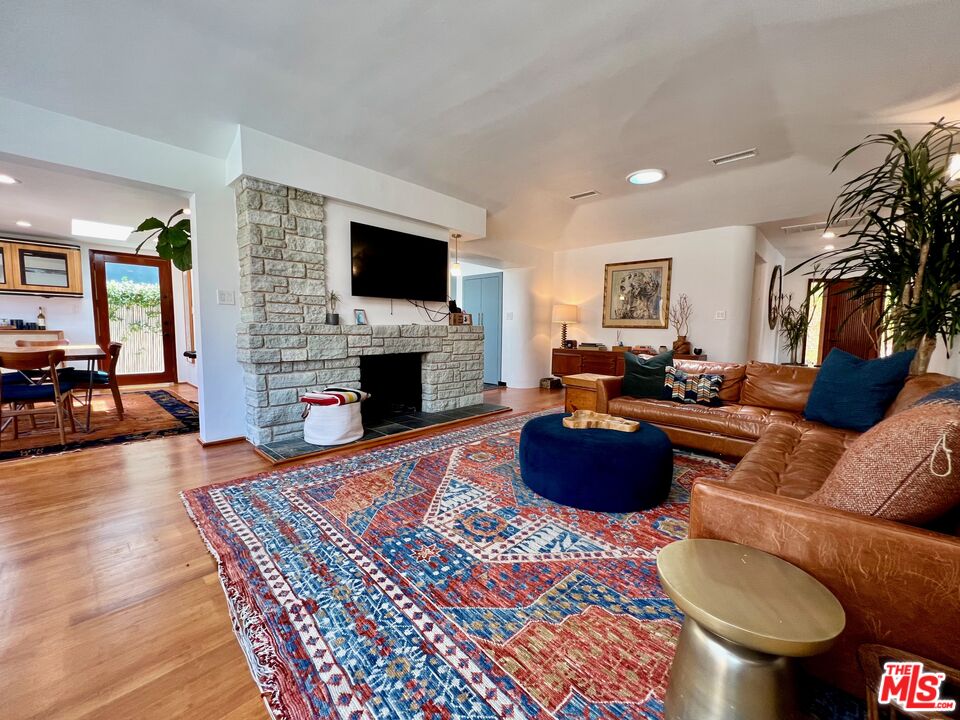 10327 Lorenzo Dr