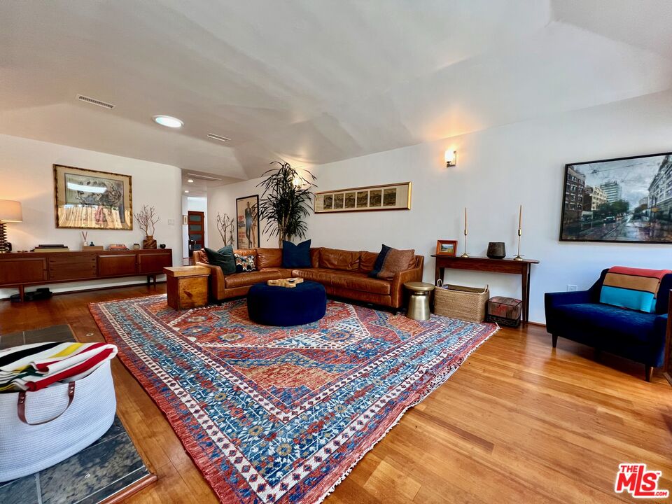 10327 Lorenzo Dr