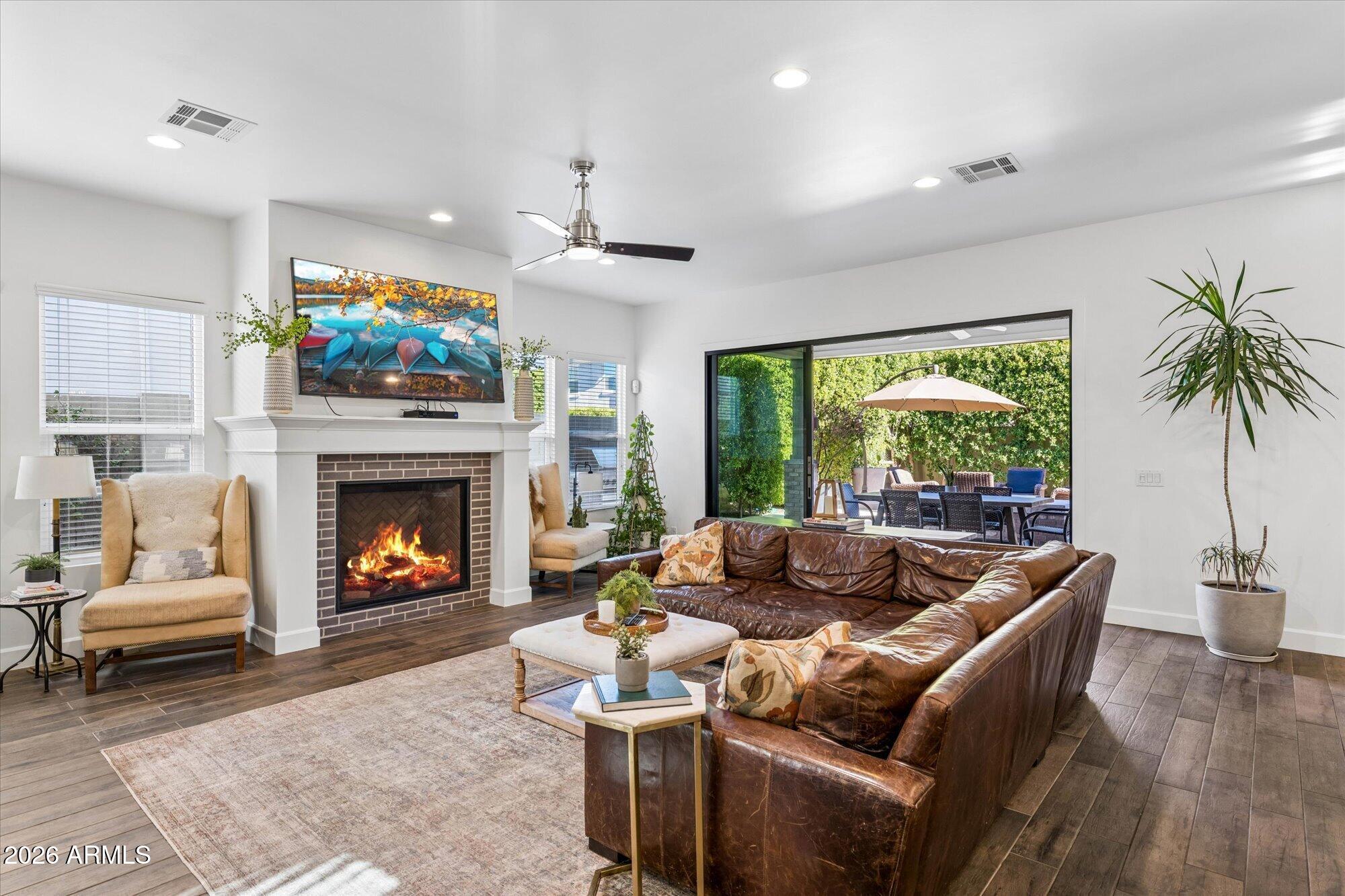 3829 E CRITTENDEN Lane