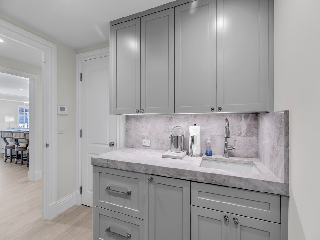 1 Residence Lane 207