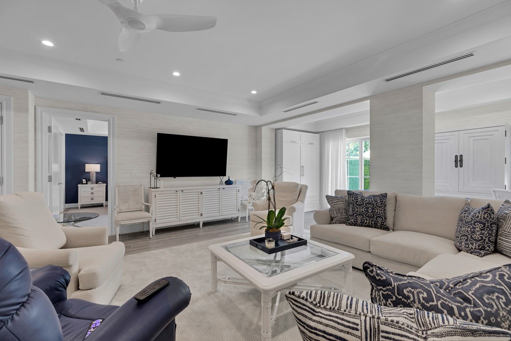 1 Residence Lane 209B