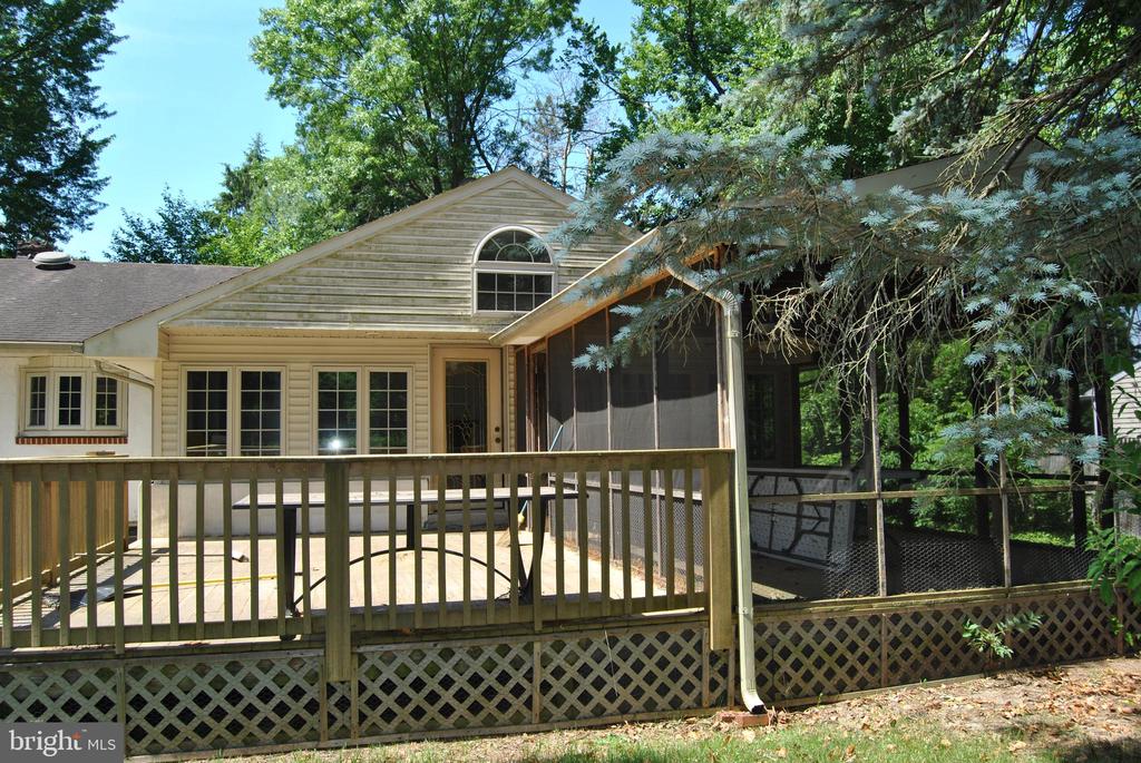 225 W LANDING ROAD