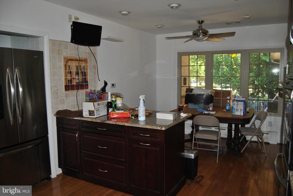225 W LANDING ROAD