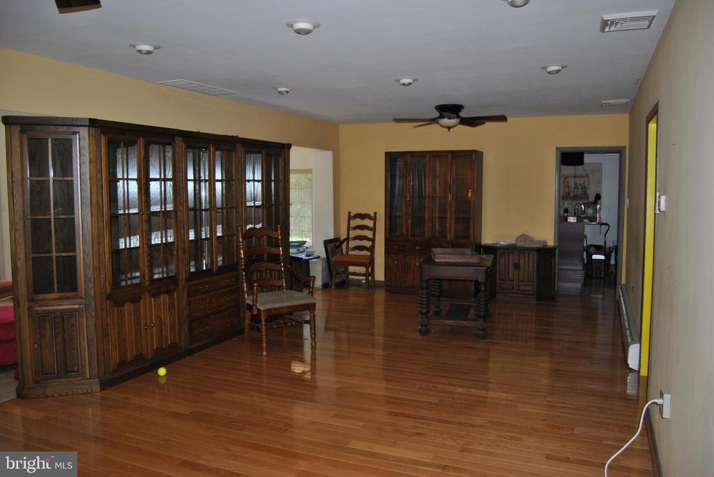 225 W LANDING ROAD