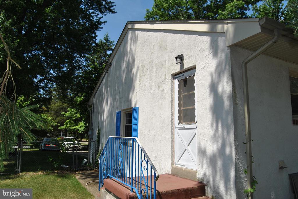 225 W LANDING ROAD