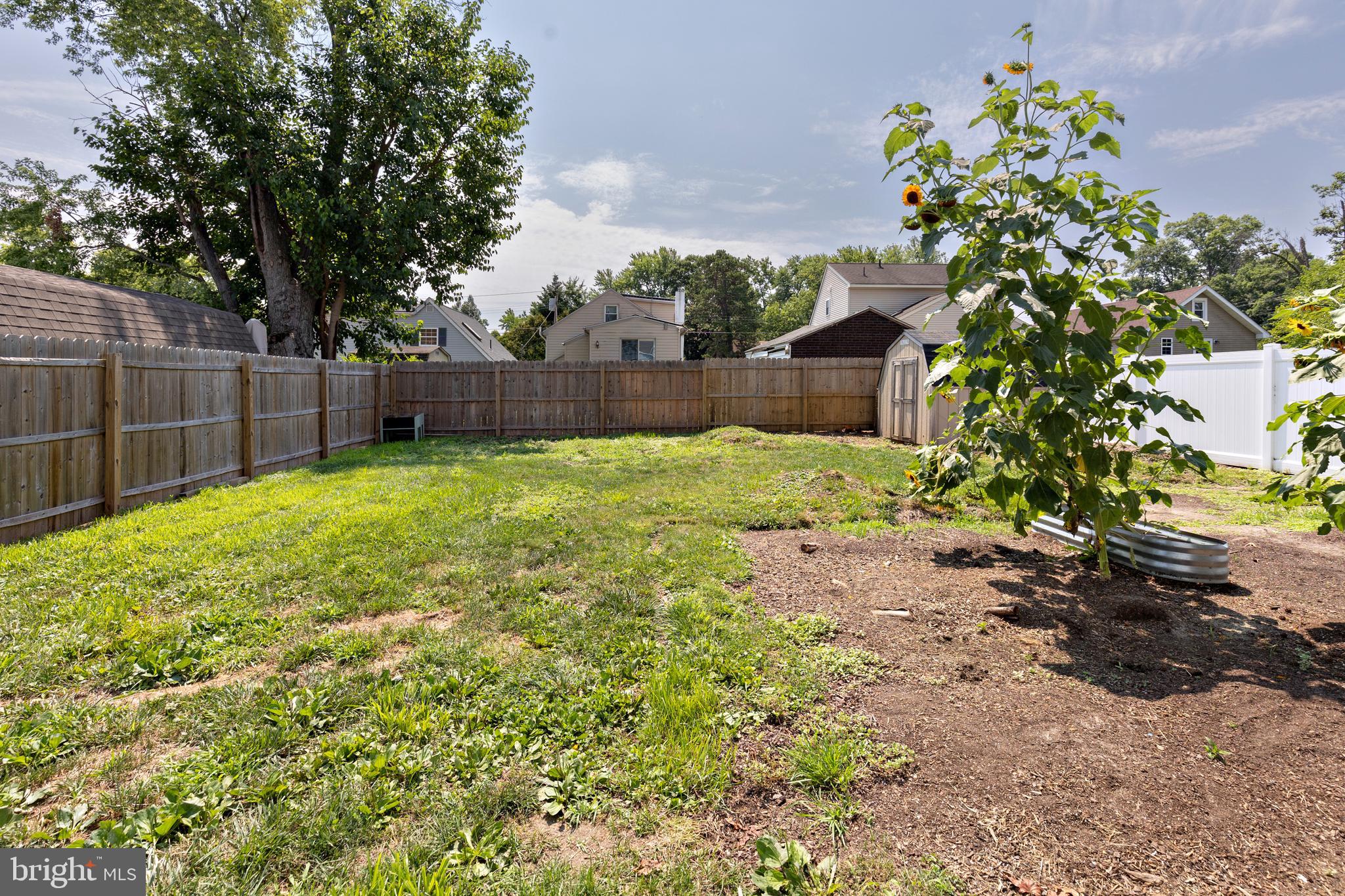 207 E CRESTWOOD AVENUE